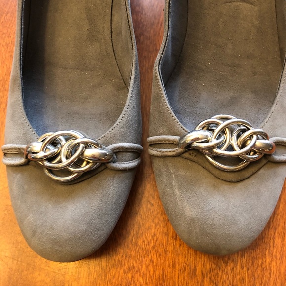 Stuart Weitzman Gray Suede pumps. Size 7.5 - Picture 2 of 7